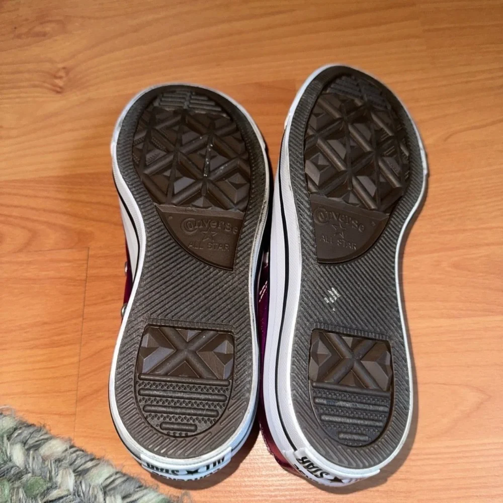 SOLD!! Converse Women’s Chuck Taylor Sneakers in Metallic Magenta. - Picture 9 of 10